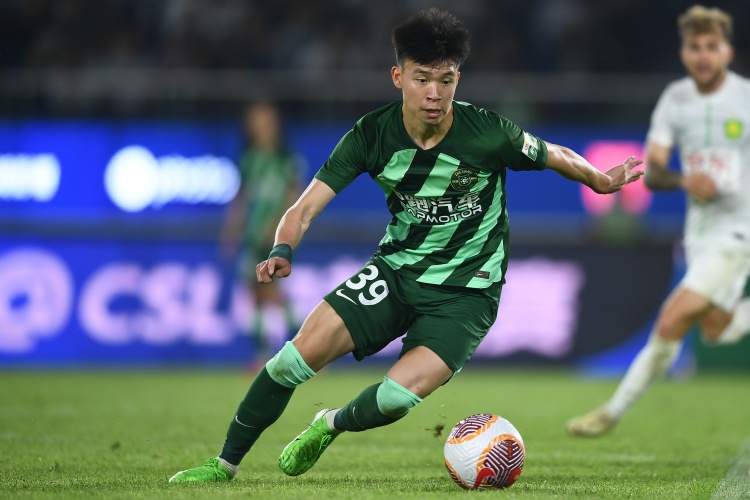 打幾分？浙江小將王鈺棟半場數(shù)據(jù)：觸球19次，2次射門0射正